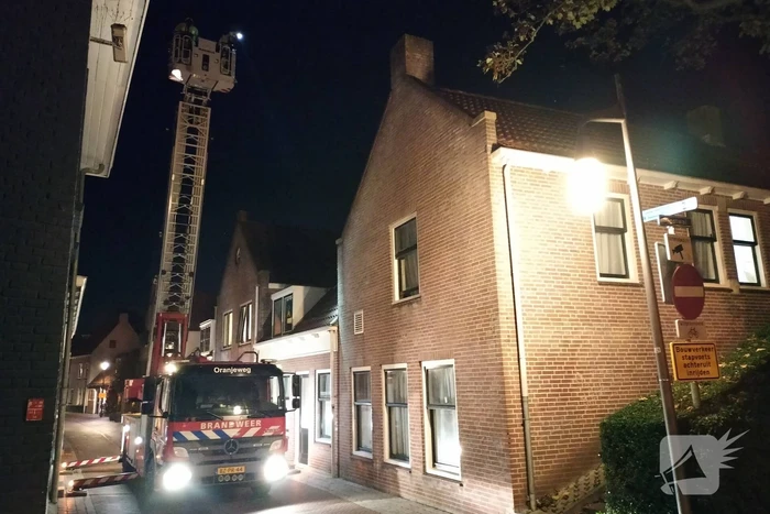 Brandweer controleert schoorsteen op mogelijke brand