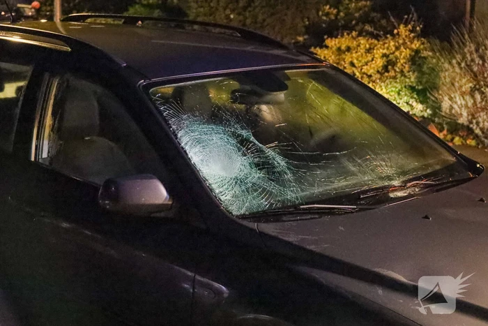 Twee personen gewond bij botsing met auto
