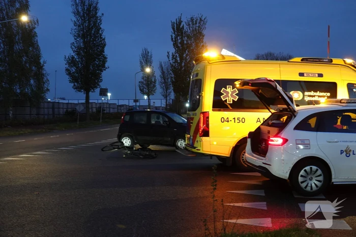 Fietser op e-bike gewond bij botsing met auto