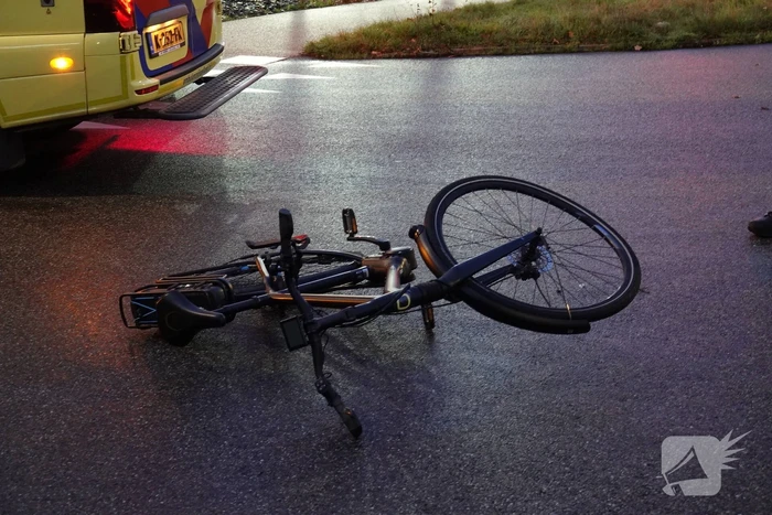 Fietser op e-bike gewond bij botsing met auto