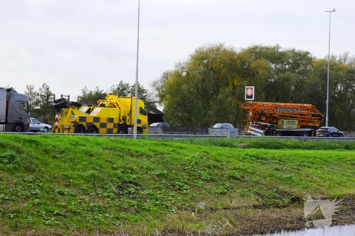 Afrit afgesloten door defecte kraanwagen