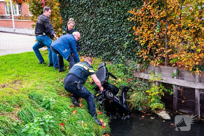 Vrouw met scootmobiel te water geraakt