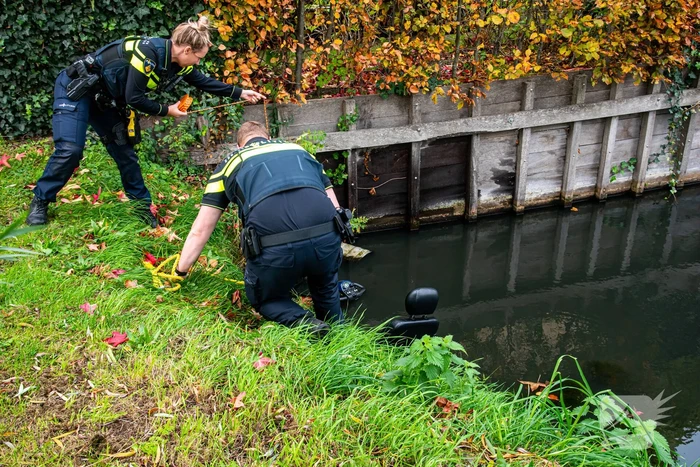 Vrouw met scootmobiel te water geraakt