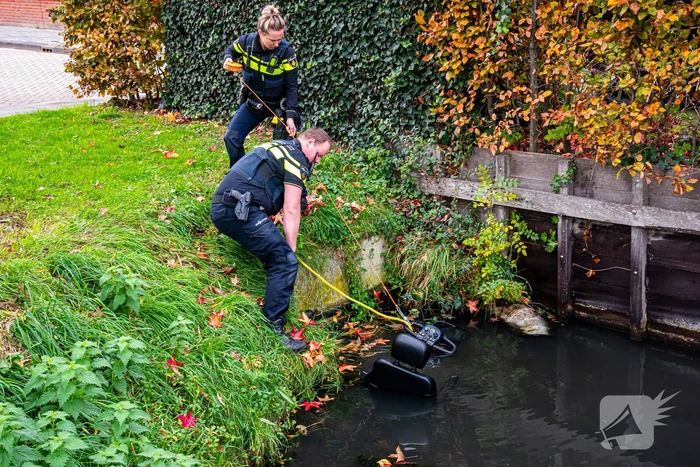 Vrouw met scootmobiel te water geraakt