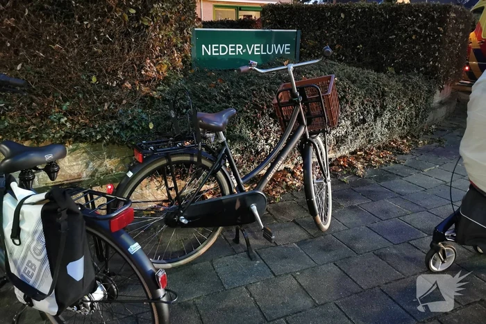 Fietser en automobilist in botsing op rotonde