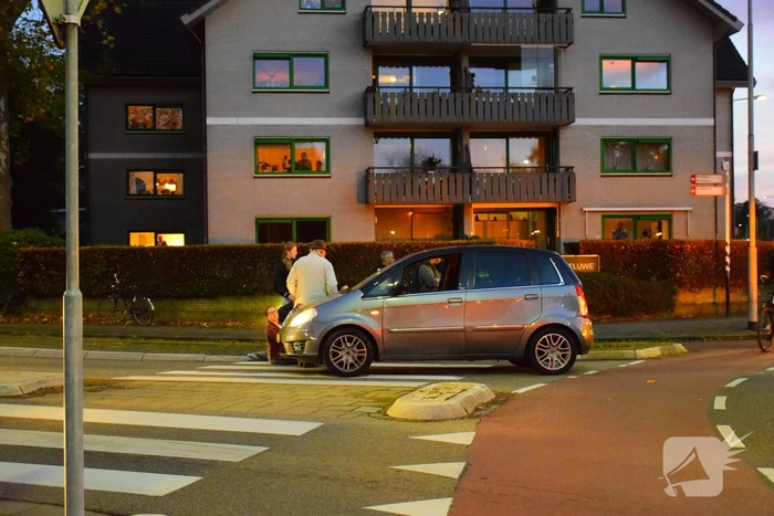 Fietser en automobilist in botsing op rotonde