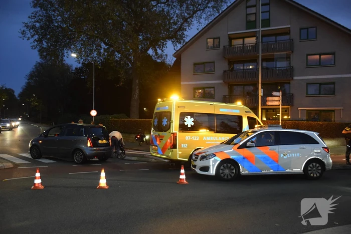 Fietser en automobilist in botsing op rotonde