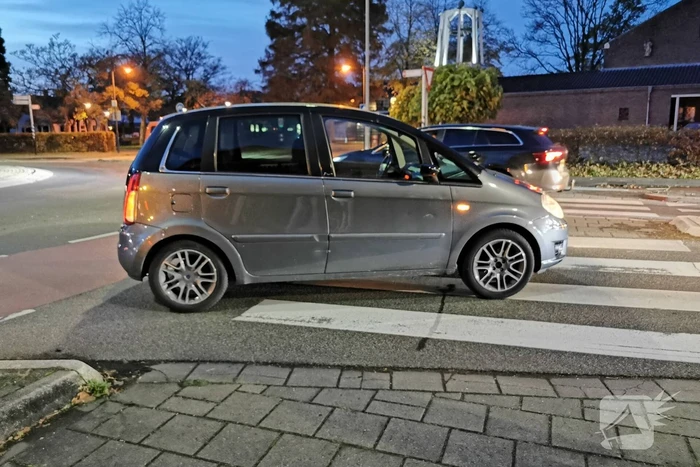 Fietser en automobilist in botsing op rotonde