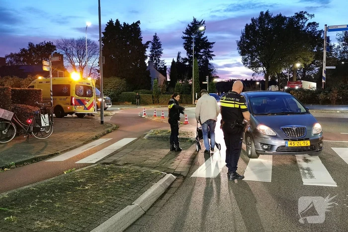 Fietser en automobilist in botsing op rotonde