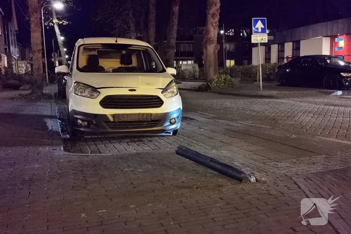 Automobilist veroorzaakt botsing bij inparkeren