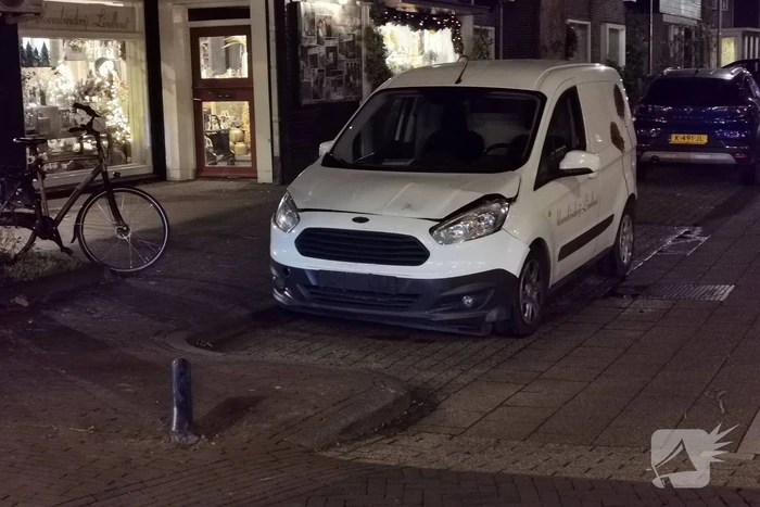Automobilist veroorzaakt botsing bij inparkeren