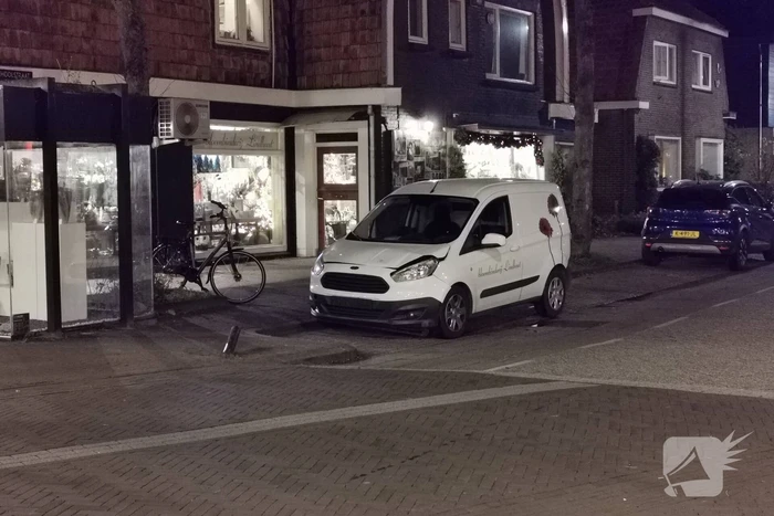 Automobilist veroorzaakt botsing bij inparkeren