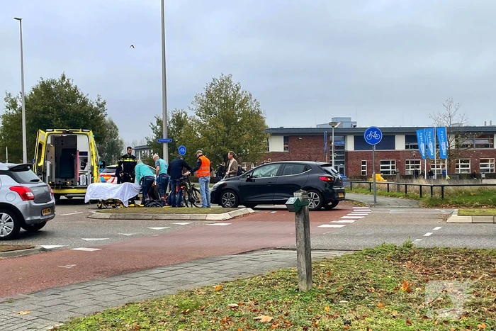 Overstekende fietser aangereden door auto