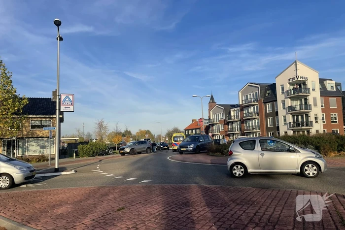 Fietser geschept door personenauto