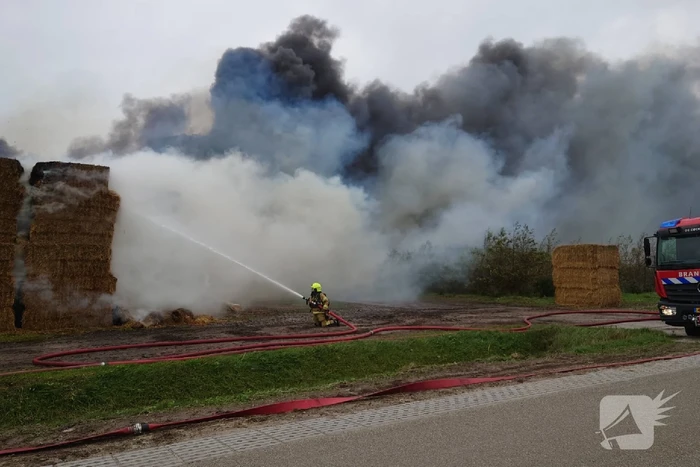 Grote stapel hooi vliegt in brand