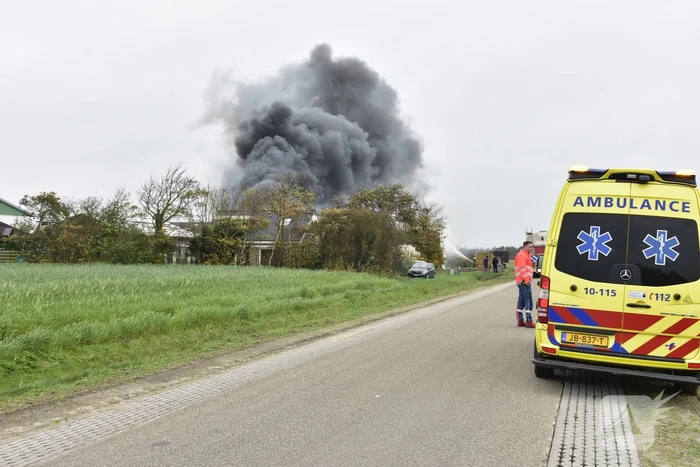 Grote stapel hooi vliegt in brand