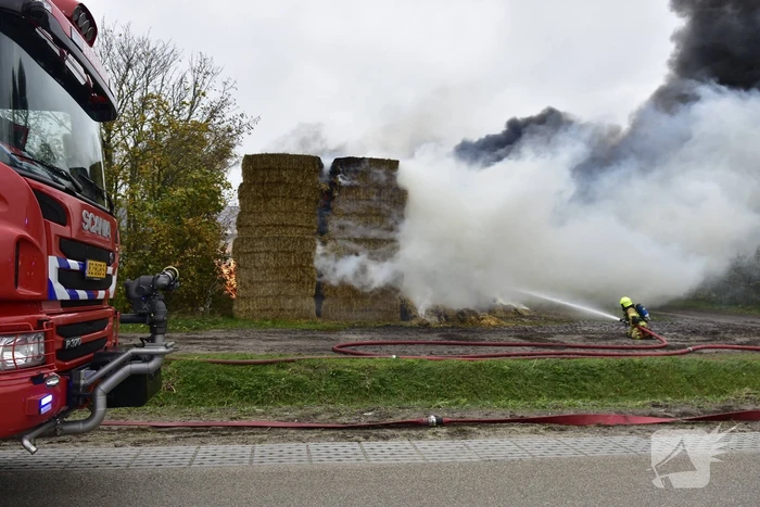 Grote stapel hooi vliegt in brand