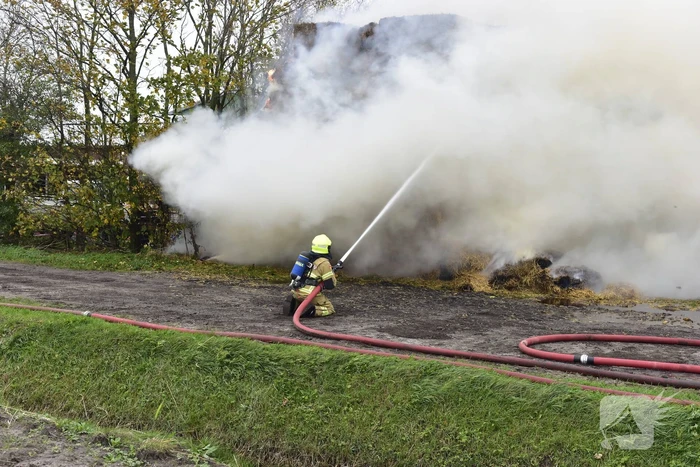 Grote stapel hooi vliegt in brand