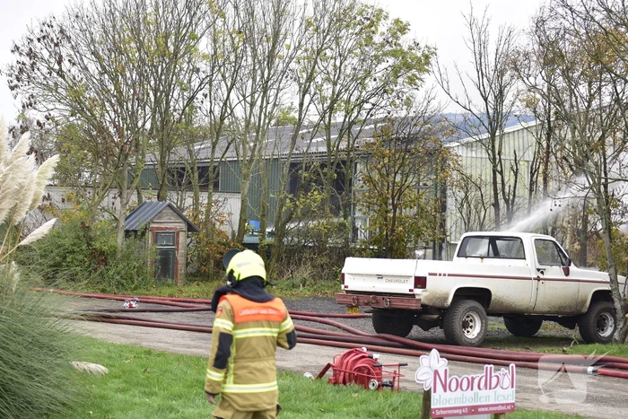 Grote stapel hooi vliegt in brand