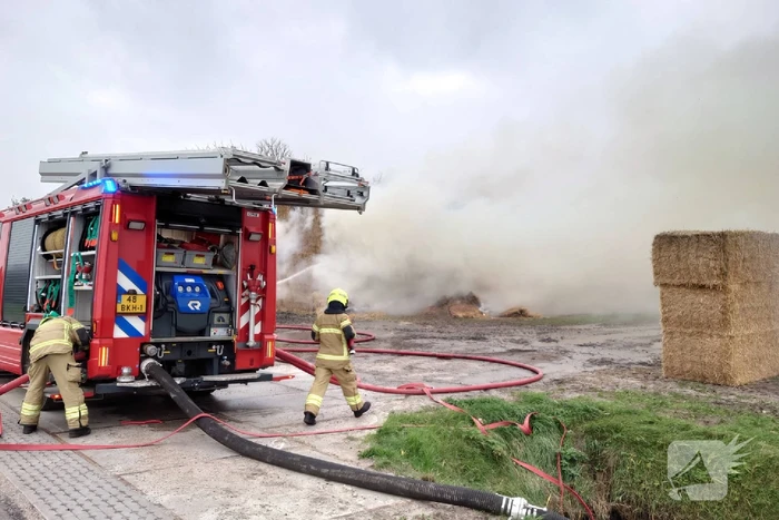 Grote stapel hooi vliegt in brand