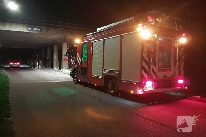 Brandweer blust afvalbrand onder viaduct