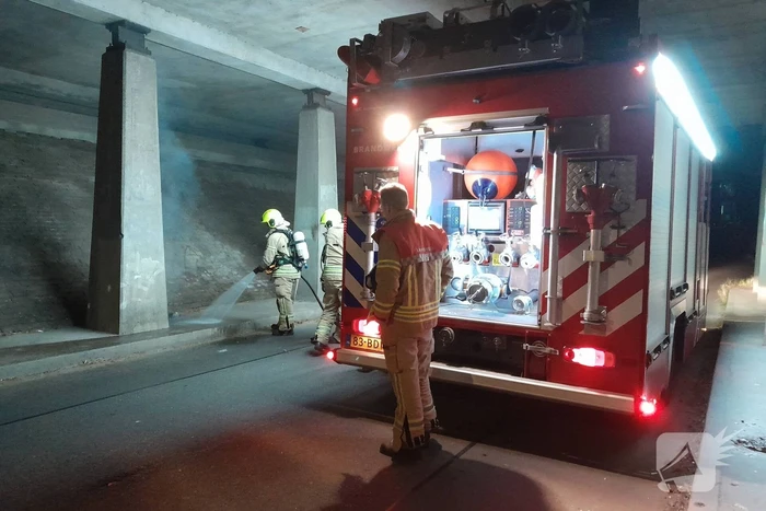 Brandweer blust afvalbrand onder viaduct