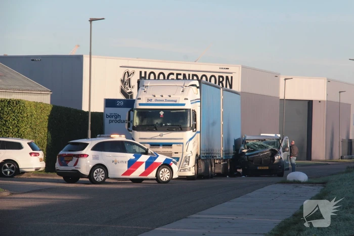 Bestelbus klapt op geparkeerde vrachtwagen
