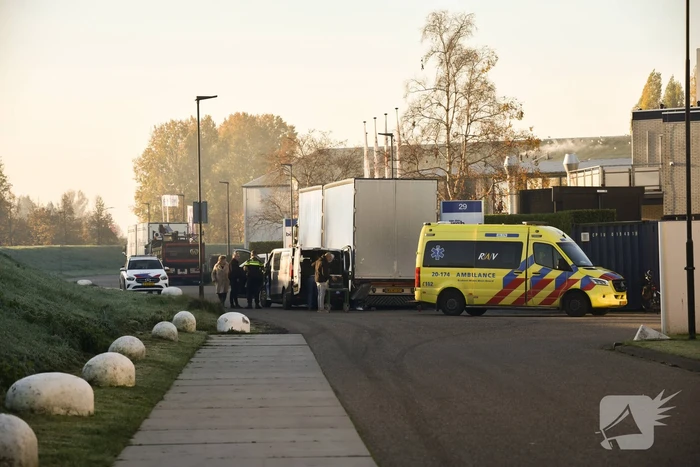 Bestelbus klapt op geparkeerde vrachtwagen