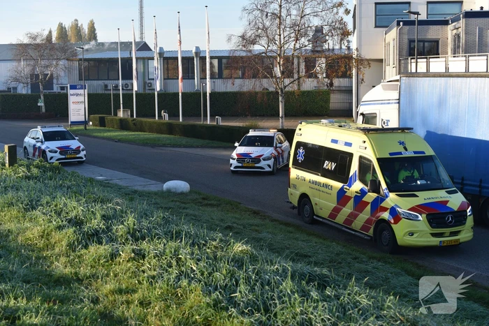 Bestelbus klapt op geparkeerde vrachtwagen