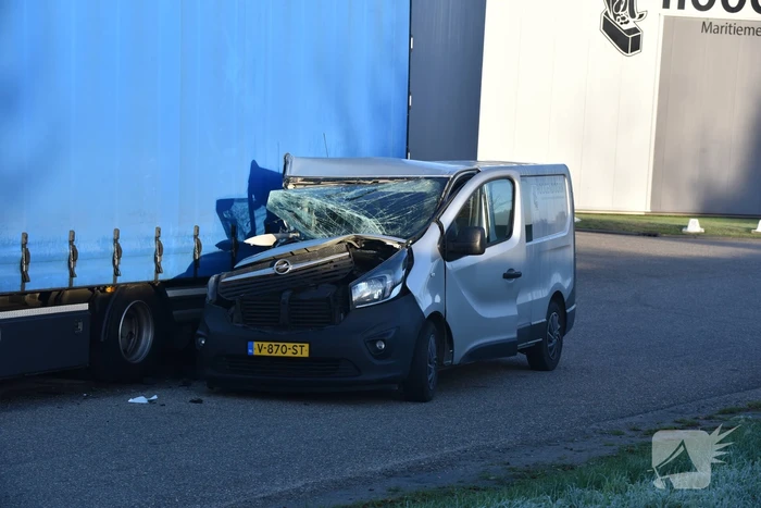 Bestelbus klapt op geparkeerde vrachtwagen