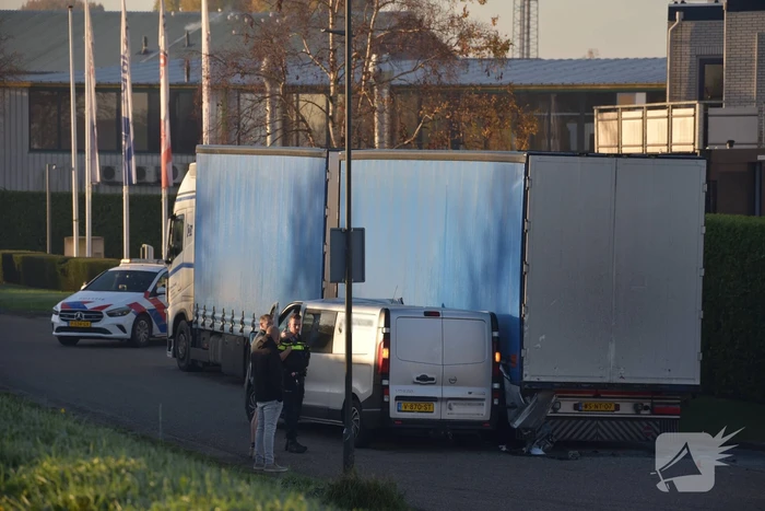 Bestelbus klapt op geparkeerde vrachtwagen