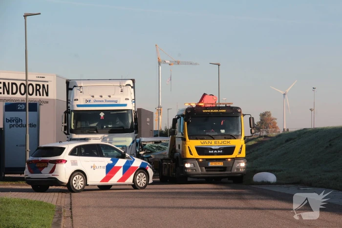 Bestelbus klapt op geparkeerde vrachtwagen