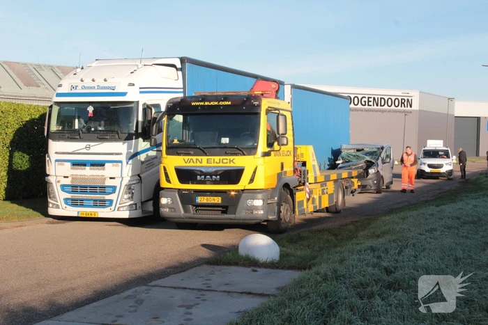 Bestelbus klapt op geparkeerde vrachtwagen