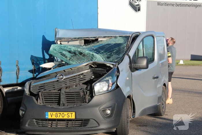 Bestelbus klapt op geparkeerde vrachtwagen