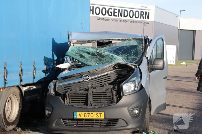 Bestelbus klapt op geparkeerde vrachtwagen