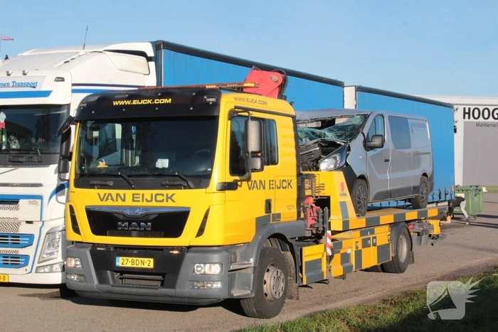 Bestelbus klapt op geparkeerde vrachtwagen