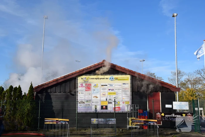 Uitslaande brand in clubgebouw tennisvereniging