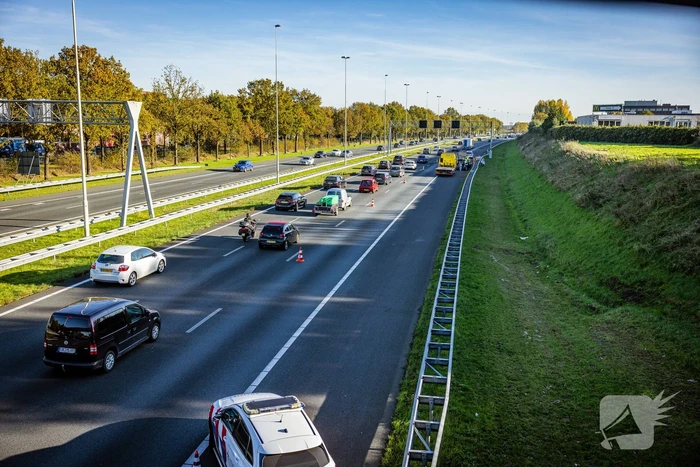Automobilist verliest overbeladen aanhangwagen met pallets en crasht