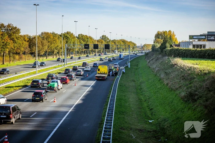 Automobilist verliest overbeladen aanhangwagen met pallets en crasht