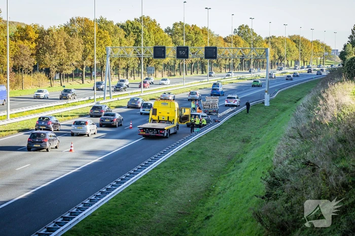 Automobilist verliest overbeladen aanhangwagen met pallets en crasht