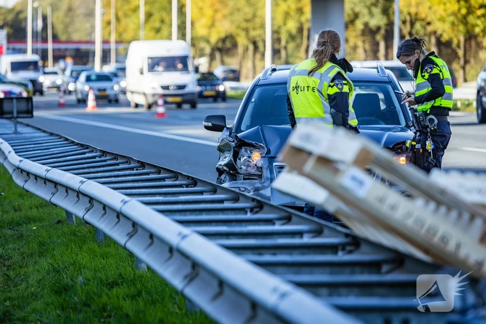 Automobilist verliest overbeladen aanhangwagen met pallets en crasht
