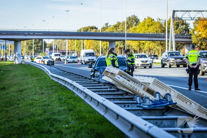 Automobilist verliest overbeladen aanhangwagen met pallets en crasht