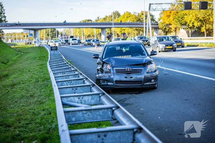 Automobilist verliest overbeladen aanhangwagen met pallets en crasht