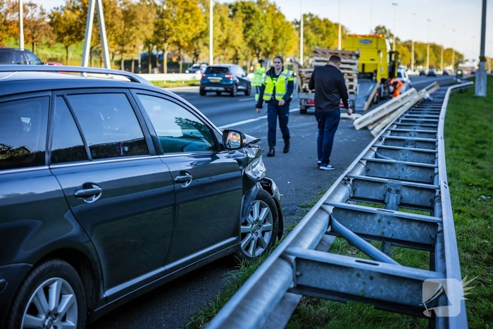 Automobilist verliest overbeladen aanhangwagen met pallets en crasht
