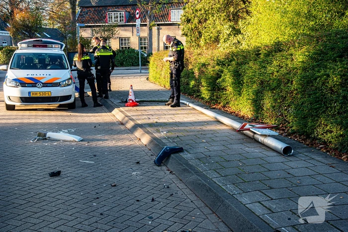 Dronken automobilist rijdt lantaarnpaal uit de grond