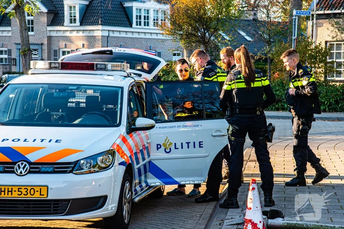 Dronken automobilist rijdt lantaarnpaal uit de grond