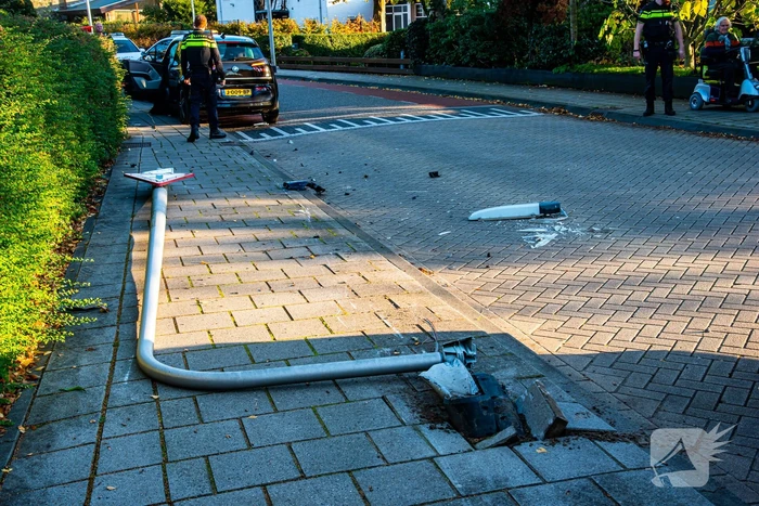 Dronken automobilist rijdt lantaarnpaal uit de grond