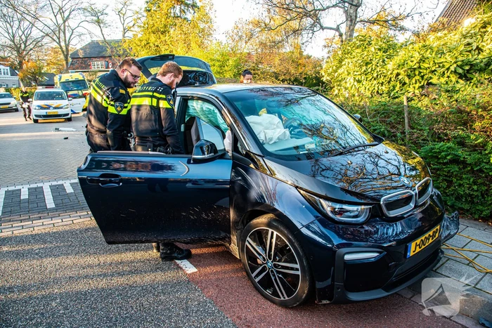 Dronken automobilist rijdt lantaarnpaal uit de grond