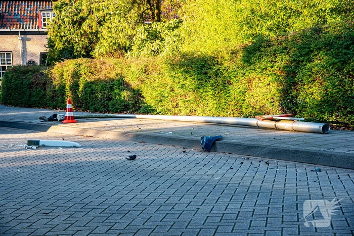 Dronken automobilist rijdt lantaarnpaal uit de grond