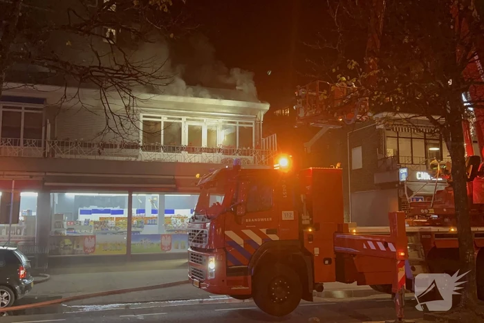 Grote brand in woning boven supermarkt